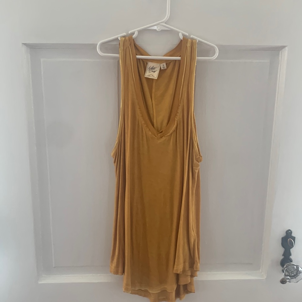 Cute V neck super soft tank White Crow in gold Sz S